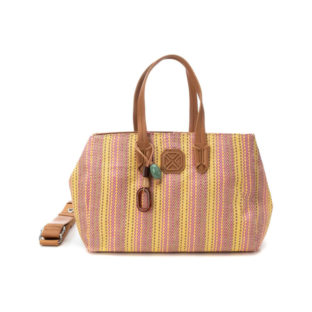 Adicione charme e estilo ao seu dia a dia com esta carteira de ombro.
Perfeita para ocasiões casuais ou para dar um toque especial ao seu look. Fabricada com detalhes inspirados em texturas naturais, é a escolha ideal para quem valoriza beleza e funcionalidade. Com alça removível e ajustável, para colocar ao ombro ou transversal e detalhe decorativo que adiciona sofisticação á carteira.