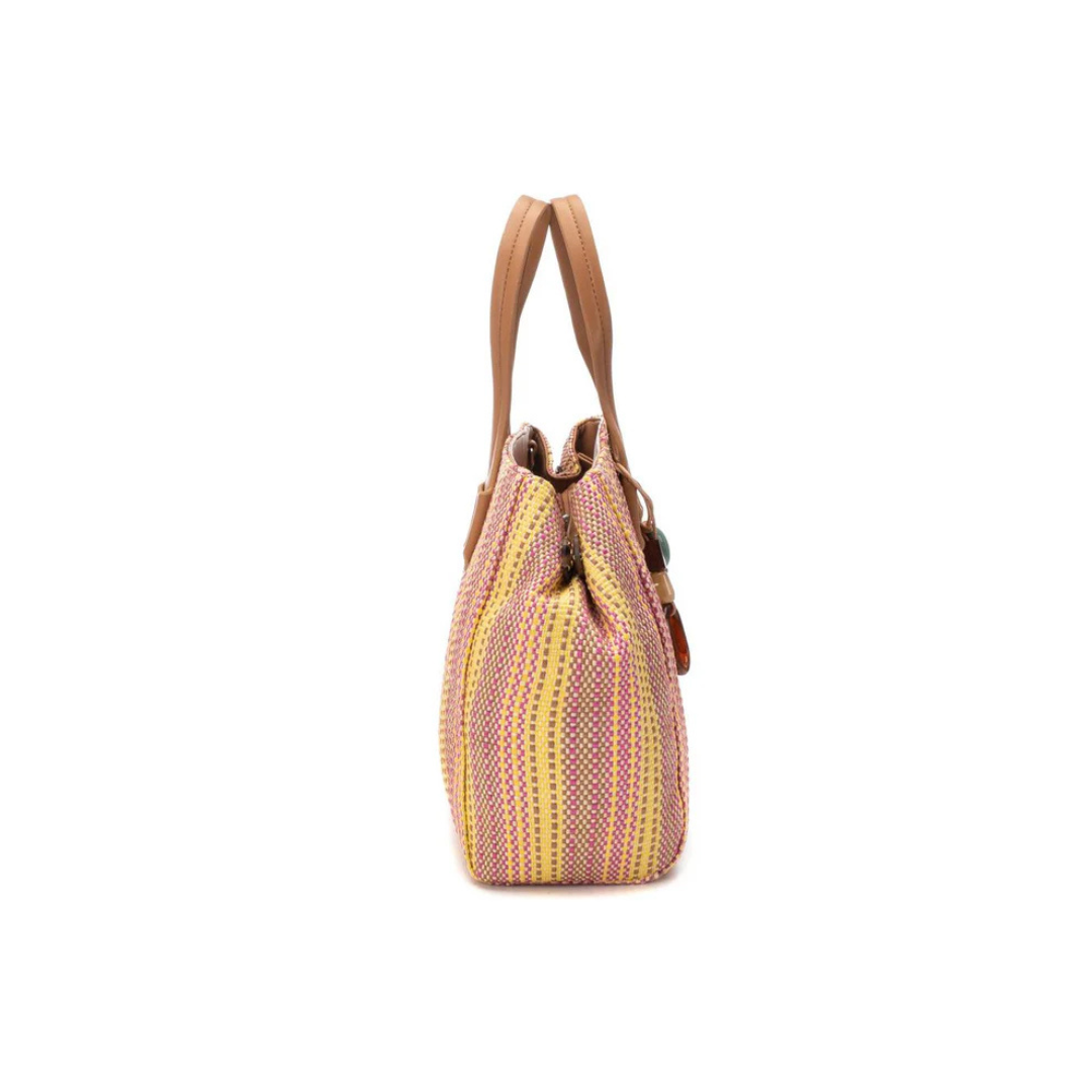 Adicione charme e estilo ao seu dia a dia com esta carteira de ombro.
Perfeita para ocasiões casuais ou para dar um toque especial ao seu look. Fabricada com detalhes inspirados em texturas naturais, é a escolha ideal para quem valoriza beleza e funcionalidade. Com alça removível e ajustável, para colocar ao ombro ou transversal e detalhe decorativo que adiciona sofisticação á carteira.