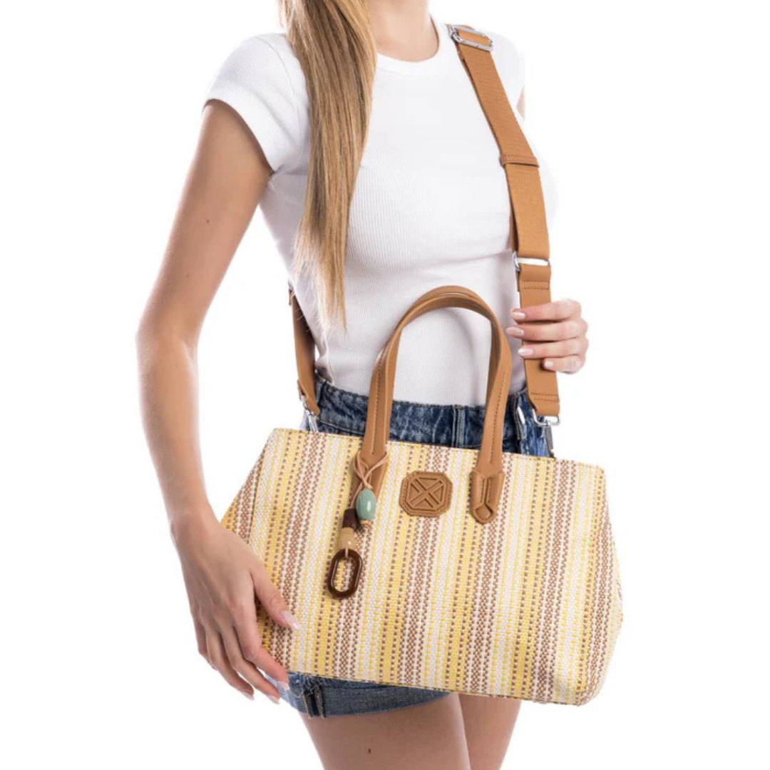 Adicione charme e estilo ao seu dia a dia com esta carteira de ombro.
Perfeita para ocasiões casuais ou para dar um toque especial ao seu look. Fabricada com detalhes inspirados em texturas naturais, é a escolha ideal para quem valoriza beleza e funcionalidade. Com alça removível e ajustável, para colocar ao ombro ou transversal e detalhe decorativo que adiciona sofisticação á carteira.