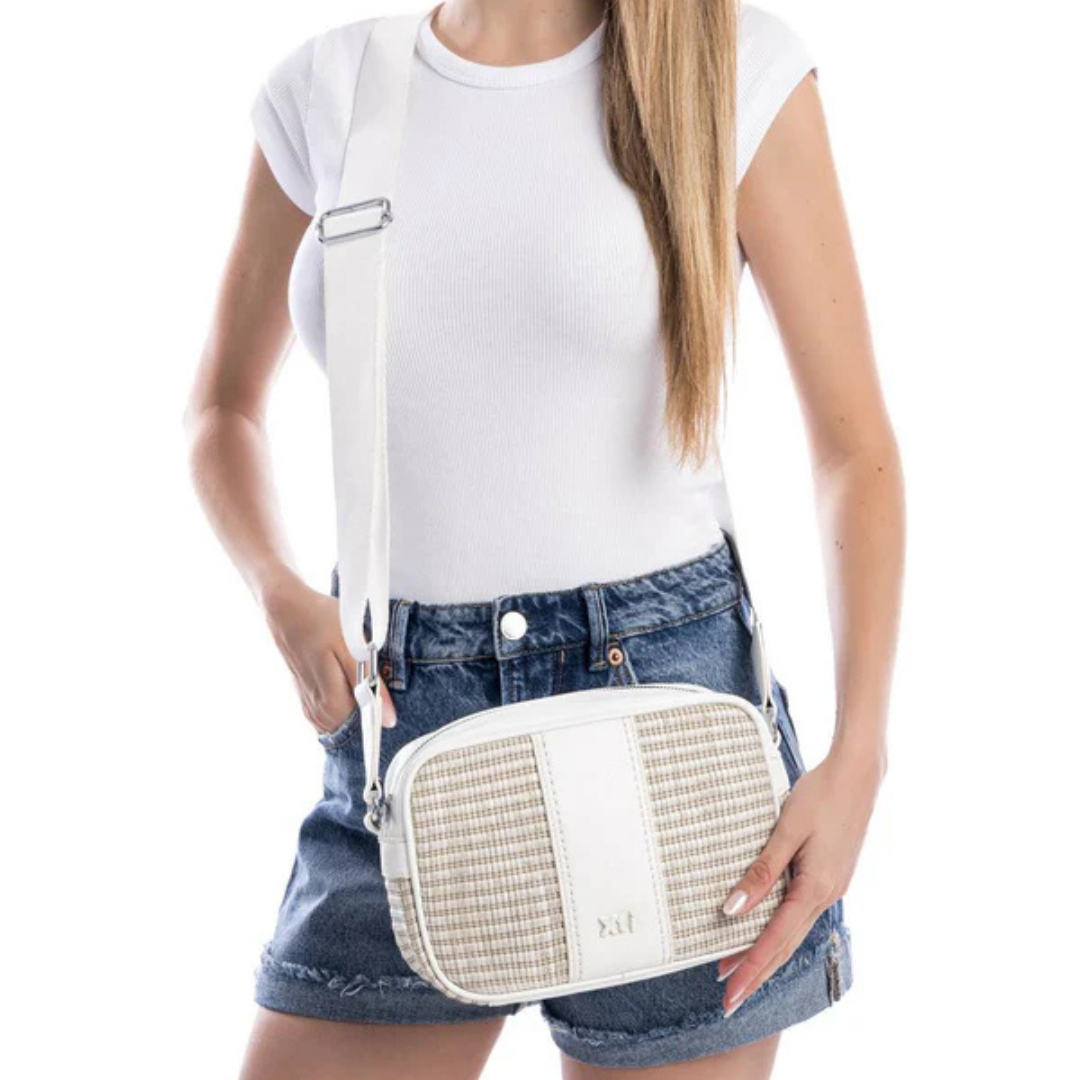 Esta carteira de traçar combina estilo e funcionalidade, perfeita para quem gosta de praticidade e sofisticação.
Fabricada com materiais que imitam a pele e com detalhes texturizados em ráfia. A Alça pode ser ajustada á sua medida e os compartimentos são espaçosos, ideal para guardar os seus itens essenciais e bem organizados.