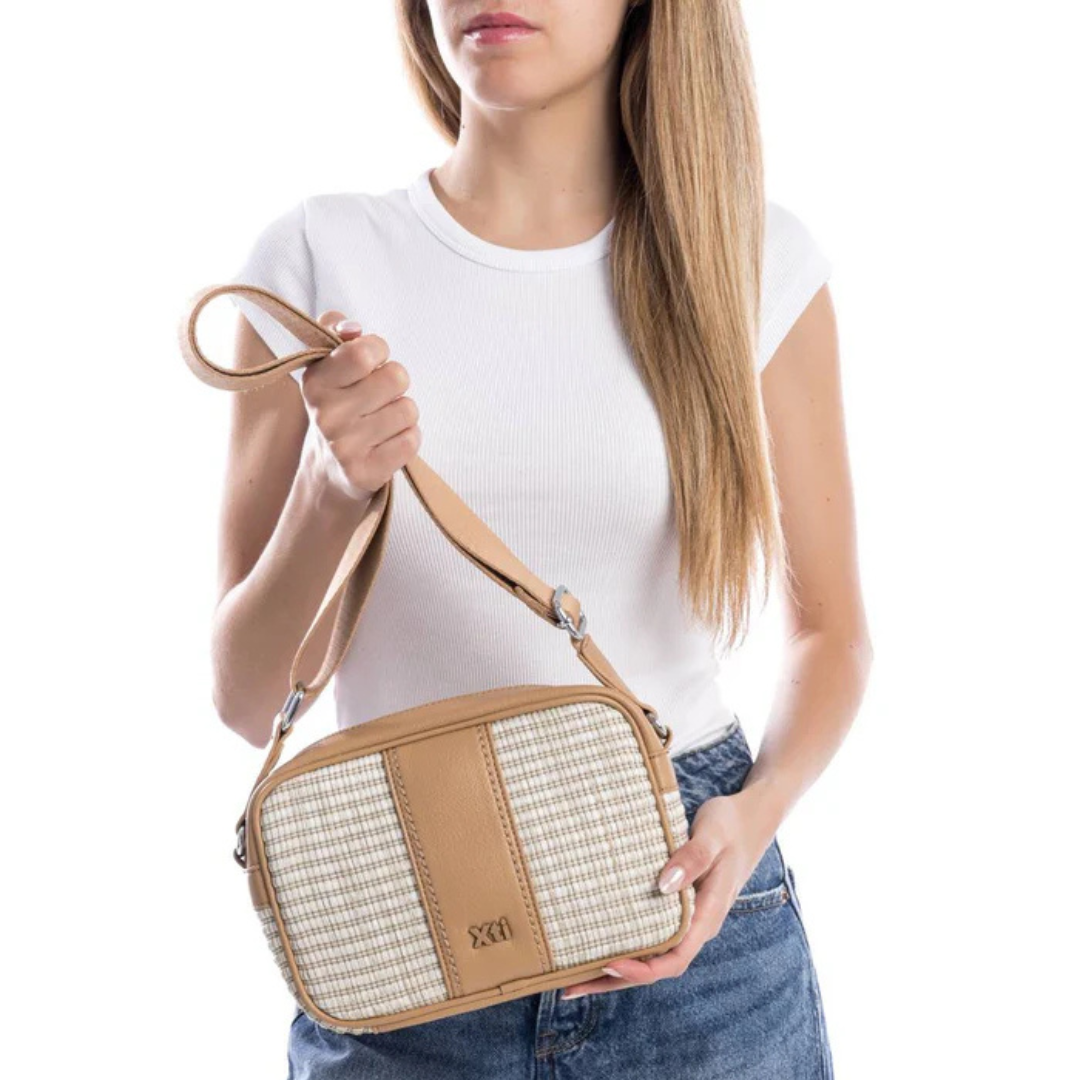 Esta carteira de traçar combina estilo e funcionalidade, perfeita para quem gosta de praticidade e sofisticação.
Fabricada com materiais que imitam a pele e com detalhes texturizados em ráfia. A Alça pode ser ajustada á sua medida e os compartimentos são espaçosos, ideal para guardar os seus itens essenciais e bem organizados.