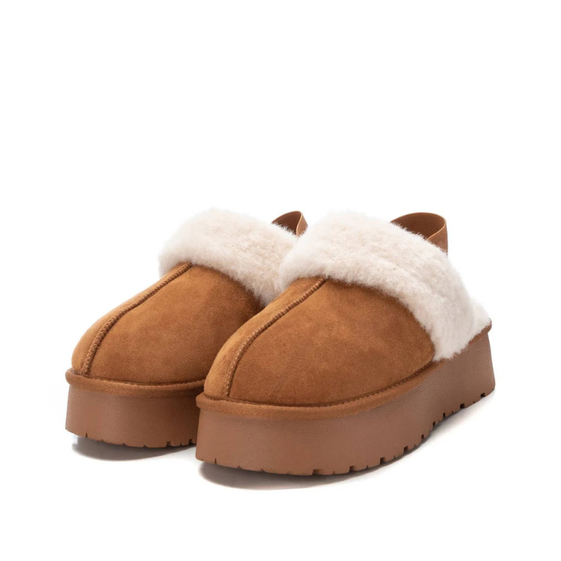 Este chinelo de inverno combina estilo e conforto num design moderno e acolhedor.
Confeccionado em material aveludado, tem uma pala dobrada revestida em pelo macio, que oferece sensação de aconchego e mantém os pés quentinhos. A tira traseira com detalhe da marca garante melhor ajuste e segurança ao caminhar. A sola plataforma robusta proporciona estabilidade e um toque contemporâneo ao visual.