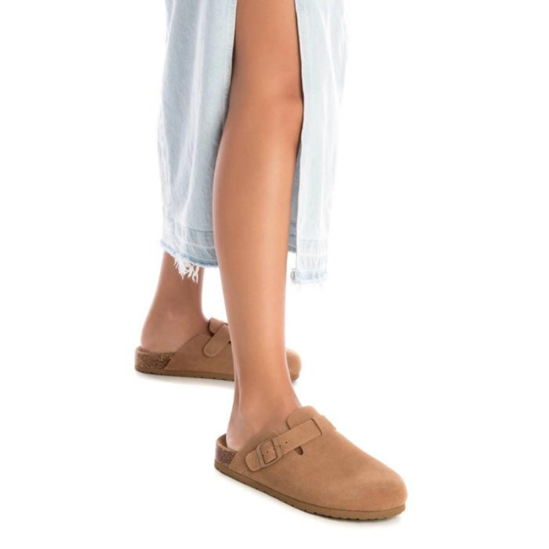 Este chinelo é uma opção elegante e versátil. Apresenta um design original e moderno, destacando-se por sua aparência única e contemporânea, garantindo que os seus pés se destaquem com estilo. Pode ser facilmente combinado com uma variedade de roupas e acessórios, tornando-o uma escolha versátil para diversas ocasiões e estilos pessoais.
