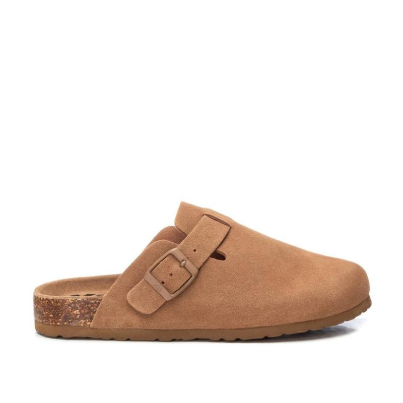 Este chinelo é uma opção elegante e versátil. Apresenta um design original e moderno, destacando-se por sua aparência única e contemporânea, garantindo que os seus pés se destaquem com estilo. Pode ser facilmente combinado com uma variedade de roupas e acessórios, tornando-o uma escolha versátil para diversas ocasiões e estilos pessoais.