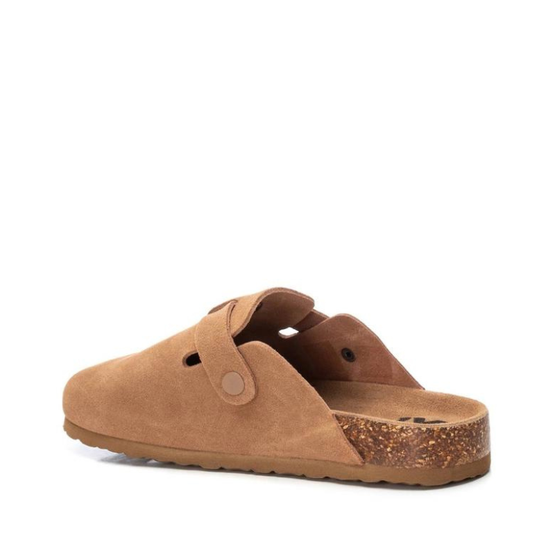 Este chinelo é uma opção elegante e versátil. Apresenta um design original e moderno, destacando-se por sua aparência única e contemporânea, garantindo que os seus pés se destaquem com estilo. Pode ser facilmente combinado com uma variedade de roupas e acessórios, tornando-o uma escolha versátil para diversas ocasiões e estilos pessoais.