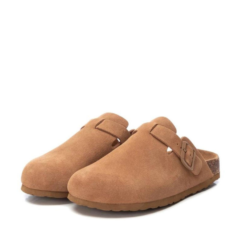 Este chinelo é uma opção elegante e versátil. Apresenta um design original e moderno, destacando-se por sua aparência única e contemporânea, garantindo que os seus pés se destaquem com estilo. Pode ser facilmente combinado com uma variedade de roupas e acessórios, tornando-o uma escolha versátil para diversas ocasiões e estilos pessoais.