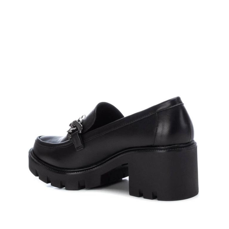 Elegantes e modernos, os loafers de salto alto oferecem uma combinação única de estilo clássico e altura adicional. São ideais para mulheres que desejam a elegância dos loafers com a vantagem de um salto alto. Estes sapatos elevam os seus looks e proporcionam conforto ao mesmo tempo. São versáteis e podem ser usados em diversas ocasiões, podem ser uma escolha adequada para o escritório, eventos sociais, saídas casuais ou até mesmo para ocasiões mais formais.