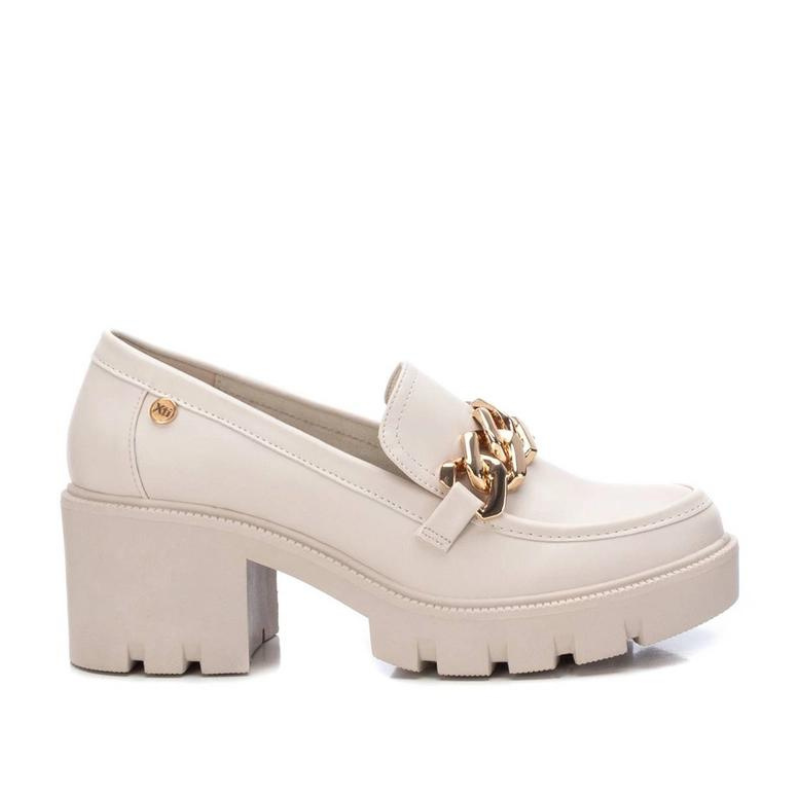 Elegantes e modernos, os loafers de salto alto oferecem uma combinação única de estilo clássico e altura adicional. São ideais para mulheres que desejam a elegância dos loafers com a vantagem de um salto alto. Estes sapatos elevam os seus looks e proporcionam conforto ao mesmo tempo. São versáteis e podem ser usados em diversas ocasiões, podem ser uma escolha adequada para o escritório, eventos sociais, saídas casuais ou até mesmo para ocasiões mais formais.