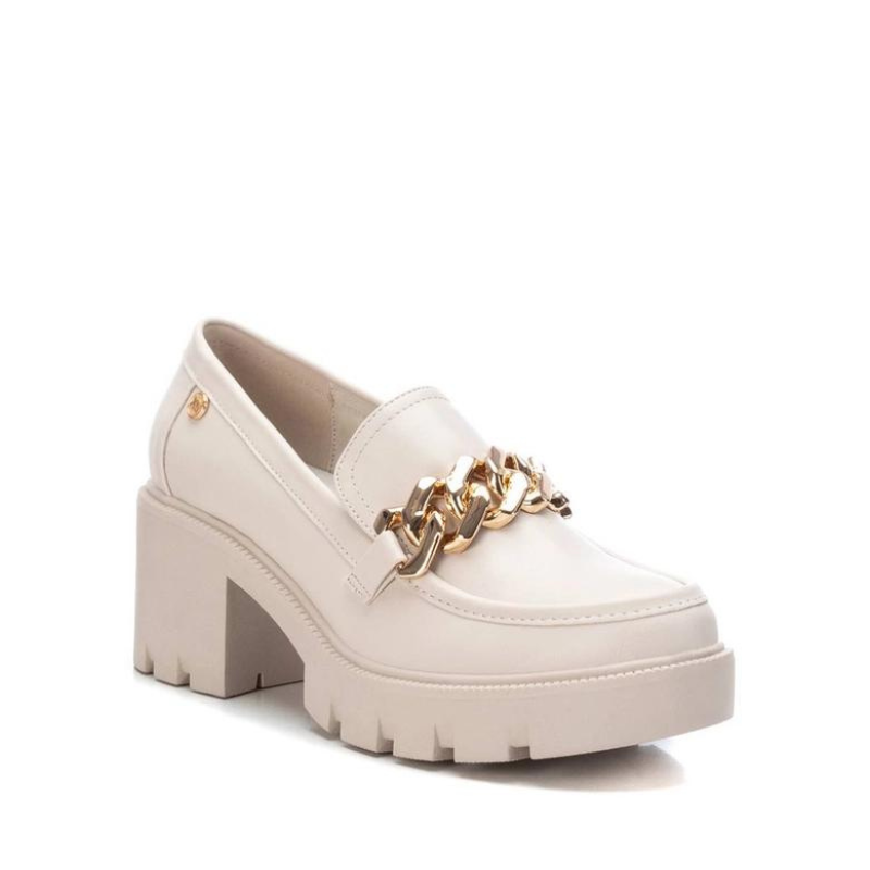 Elegantes e modernos, os loafers de salto alto oferecem uma combinação única de estilo clássico e altura adicional. São ideais para mulheres que desejam a elegância dos loafers com a vantagem de um salto alto. Estes sapatos elevam os seus looks e proporcionam conforto ao mesmo tempo. São versáteis e podem ser usados em diversas ocasiões, podem ser uma escolha adequada para o escritório, eventos sociais, saídas casuais ou até mesmo para ocasiões mais formais.