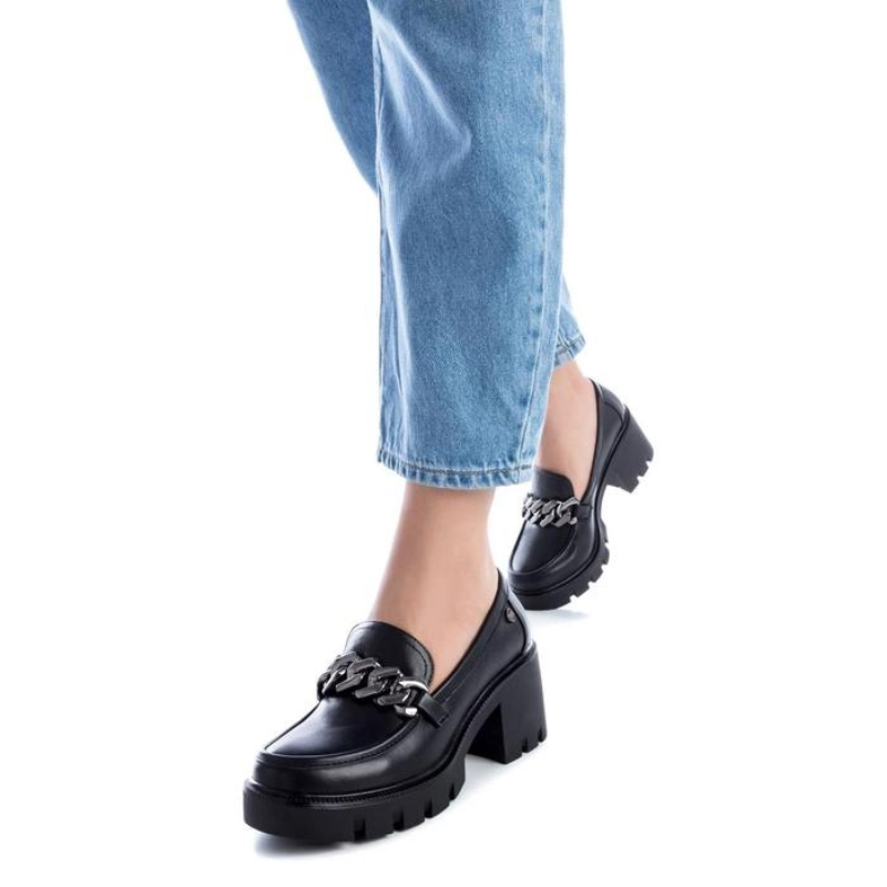 Elegantes e modernos, os loafers de salto alto oferecem uma combinação única de estilo clássico e altura adicional. São ideais para mulheres que desejam a elegância dos loafers com a vantagem de um salto alto. Estes sapatos elevam os seus looks e proporcionam conforto ao mesmo tempo. São versáteis e podem ser usados em diversas ocasiões, podem ser uma escolha adequada para o escritório, eventos sociais, saídas casuais ou até mesmo para ocasiões mais formais.