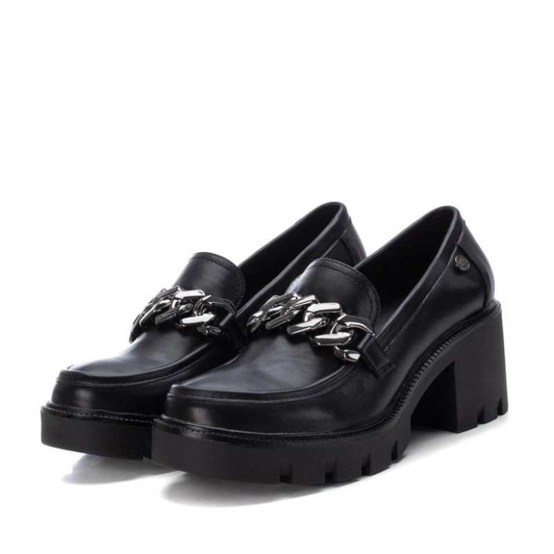 Elegantes e modernos, os loafers de salto alto oferecem uma combinação única de estilo clássico e altura adicional. São ideais para mulheres que desejam a elegância dos loafers com a vantagem de um salto alto. Estes sapatos elevam os seus looks e proporcionam conforto ao mesmo tempo. São versáteis e podem ser usados em diversas ocasiões, podem ser uma escolha adequada para o escritório, eventos sociais, saídas casuais ou até mesmo para ocasiões mais formais.