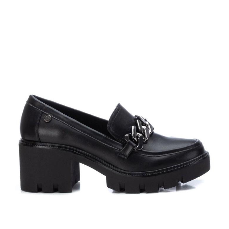 Elegantes e modernos, os loafers de salto alto oferecem uma combinação única de estilo clássico e altura adicional. São ideais para mulheres que desejam a elegância dos loafers com a vantagem de um salto alto. Estes sapatos elevam os seus looks e proporcionam conforto ao mesmo tempo. São versáteis e podem ser usados em diversas ocasiões, podem ser uma escolha adequada para o escritório, eventos sociais, saídas casuais ou até mesmo para ocasiões mais formais.
