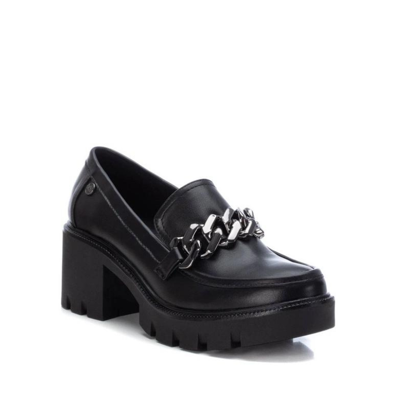 Elegantes e modernos, os loafers de salto alto oferecem uma combinação única de estilo clássico e altura adicional. São ideais para mulheres que desejam a elegância dos loafers com a vantagem de um salto alto. Estes sapatos elevam os seus looks e proporcionam conforto ao mesmo tempo. São versáteis e podem ser usados em diversas ocasiões, podem ser uma escolha adequada para o escritório, eventos sociais, saídas casuais ou até mesmo para ocasiões mais formais.