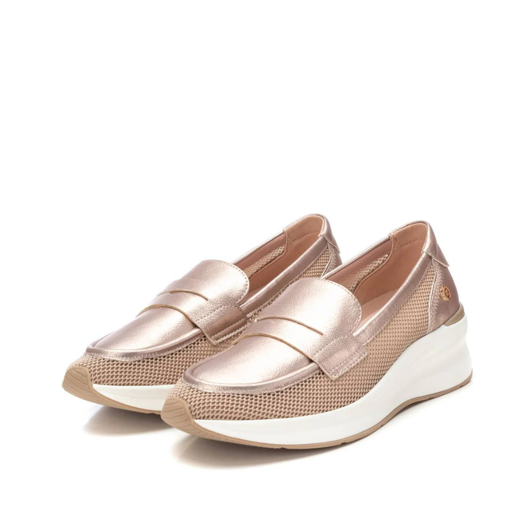 Adicione sofisticação e conforto ao seu dia a dia com este mocassim.
Fabricado em material sintético com acabamento metalizado, garante um visual sofisticado e versátil. A malha é respirável, mantendo os seus pés frescos e a palmilha acolchoada proporciona conforto ao caminhar.