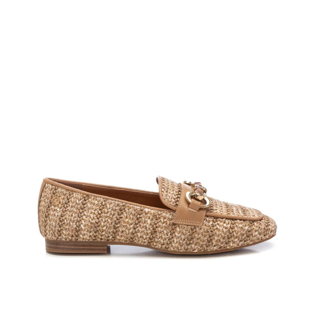Este mocassim combina conforto, sofisticação e um toque rústico, ideal para mulheres modernas que valorizam estilo e praticidade.
Fabricado em material texturizado que imita ráfia entrelaçada, é perfeito para dias quentes e looks casuais. O detalhe da aplicação em metal dourado na parte superior adiciona um toque elegante ao design, enquanto o acabamento em couro sintético bege garante durabilidade e charme.
