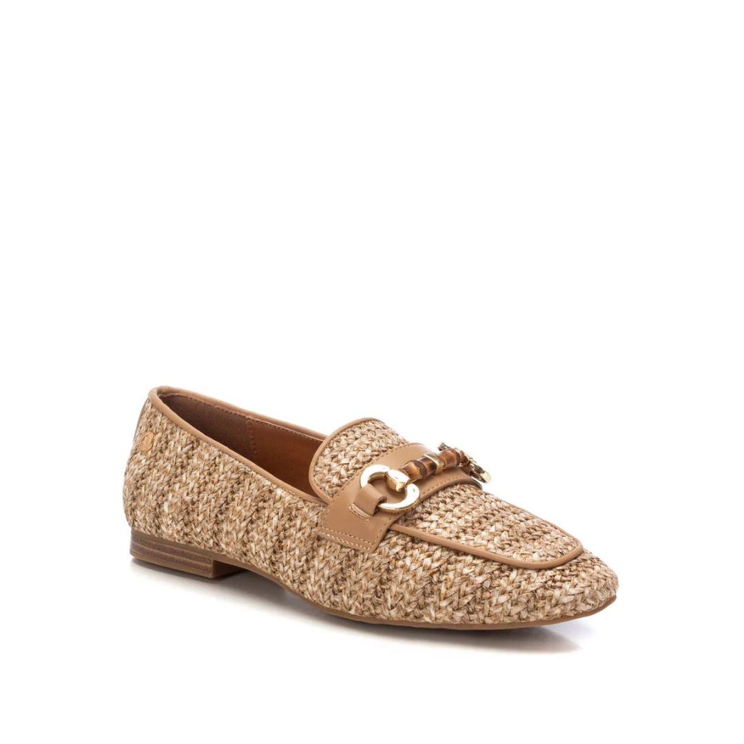 Este mocassim combina conforto, sofisticação e um toque rústico, ideal para mulheres modernas que valorizam estilo e praticidade.
Fabricado em material texturizado que imita ráfia entrelaçada, é perfeito para dias quentes e looks casuais. O detalhe da aplicação em metal dourado na parte superior adiciona um toque elegante ao design, enquanto o acabamento em couro sintético bege garante durabilidade e charme.