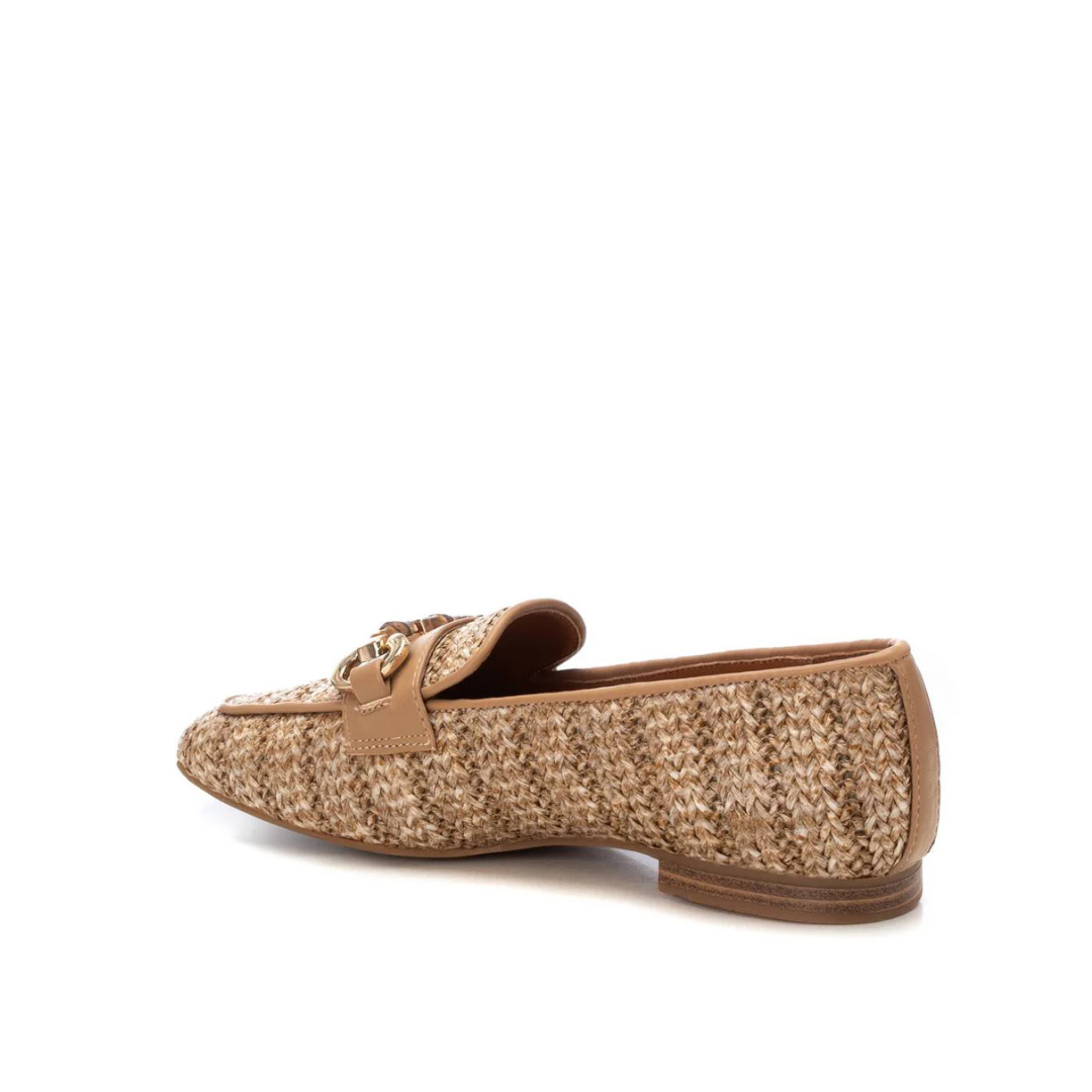 Este mocassim combina conforto, sofisticação e um toque rústico, ideal para mulheres modernas que valorizam estilo e praticidade.
Fabricado em material texturizado que imita ráfia entrelaçada, é perfeito para dias quentes e looks casuais. O detalhe da aplicação em metal dourado na parte superior adiciona um toque elegante ao design, enquanto o acabamento em couro sintético bege garante durabilidade e charme.