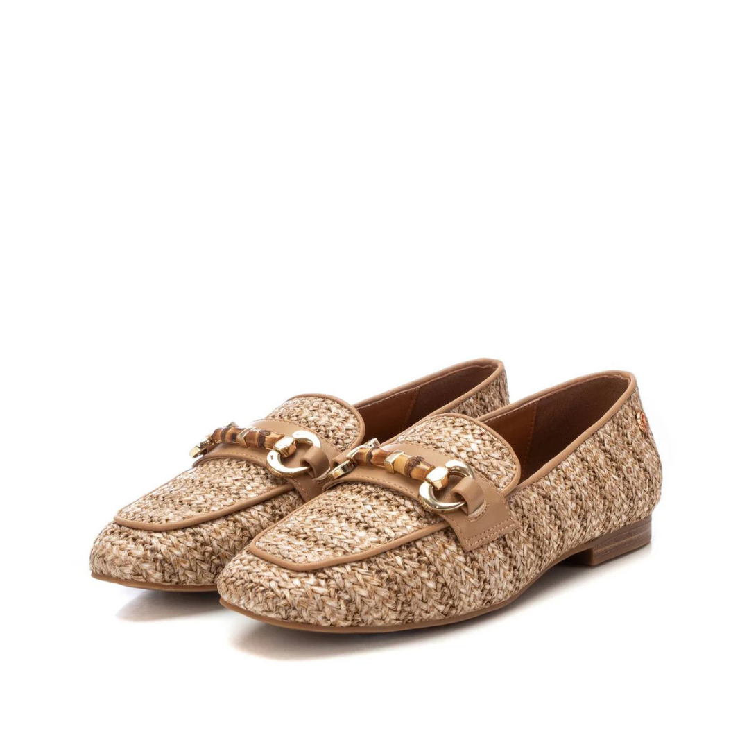 Este mocassim combina conforto, sofisticação e um toque rústico, ideal para mulheres modernas que valorizam estilo e praticidade.
Fabricado em material texturizado que imita ráfia entrelaçada, é perfeito para dias quentes e looks casuais. O detalhe da aplicação em metal dourado na parte superior adiciona um toque elegante ao design, enquanto o acabamento em couro sintético bege garante durabilidade e charme.