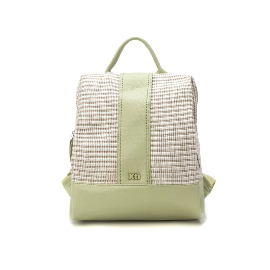 Adicione um toque moderno e elegante ao seu dia a dia com esta mochila.
O seu design sofisticado combina detalhes em tecido texturizado e acabamento em material sintético de alta qualidade, garantindo durabilidade e muito estilo. As alças são ajustáveis para maior conforto.