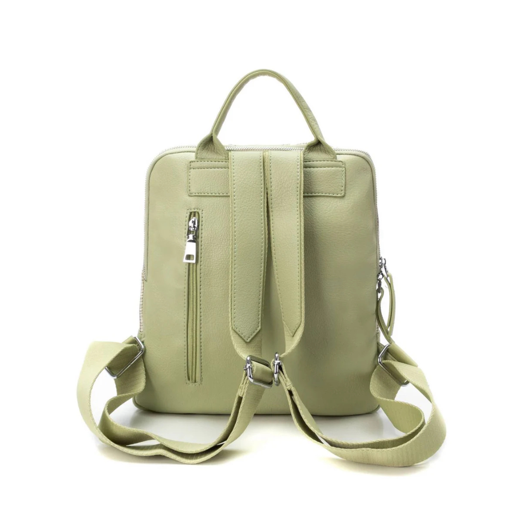 Adicione um toque moderno e elegante ao seu dia a dia com esta mochila.
O seu design sofisticado combina detalhes em tecido texturizado e acabamento em material sintético de alta qualidade, garantindo durabilidade e muito estilo. As alças são ajustáveis para maior conforto.