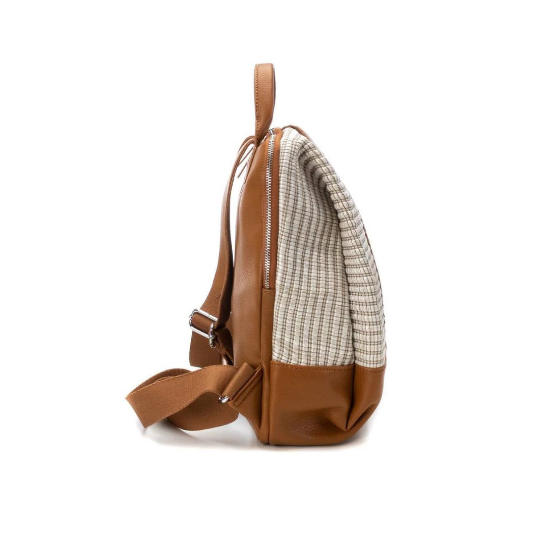 Adicione um toque moderno e elegante ao seu dia a dia com esta mochila.
O seu design sofisticado combina detalhes em tecido texturizado e acabamento em material sintético de alta qualidade, garantindo durabilidade e muito estilo. As alças são ajustáveis para maior conforto.