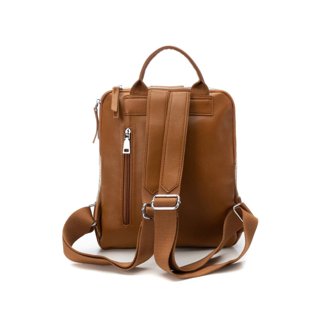 Adicione um toque moderno e elegante ao seu dia a dia com esta mochila.
O seu design sofisticado combina detalhes em tecido texturizado e acabamento em material sintético de alta qualidade, garantindo durabilidade e muito estilo. As alças são ajustáveis para maior conforto.
