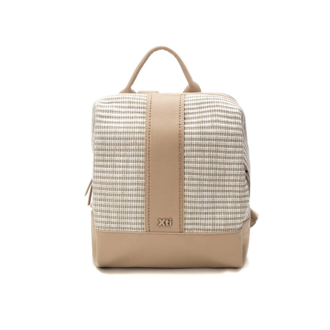 Adicione um toque moderno e elegante ao seu dia a dia com esta mochila.
O seu design sofisticado combina detalhes em tecido texturizado e acabamento em material sintético de alta qualidade, garantindo durabilidade e muito estilo. As alças são ajustáveis para maior conforto.