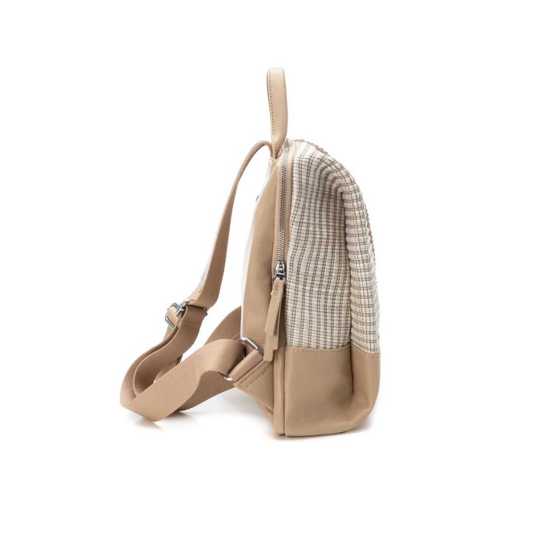 Adicione um toque moderno e elegante ao seu dia a dia com esta mochila.
O seu design sofisticado combina detalhes em tecido texturizado e acabamento em material sintético de alta qualidade, garantindo durabilidade e muito estilo. As alças são ajustáveis para maior conforto.