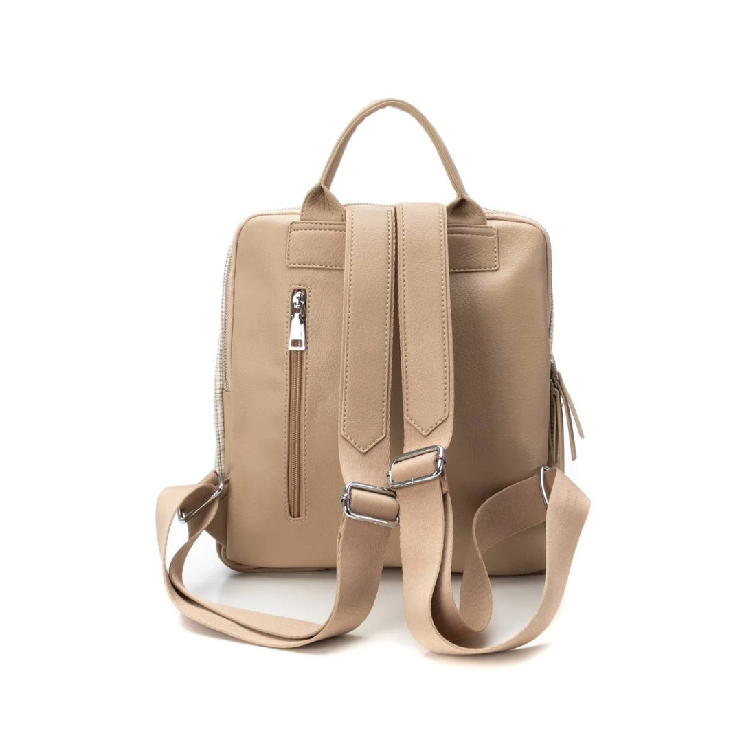 Adicione um toque moderno e elegante ao seu dia a dia com esta mochila.
O seu design sofisticado combina detalhes em tecido texturizado e acabamento em material sintético de alta qualidade, garantindo durabilidade e muito estilo. As alças são ajustáveis para maior conforto.
