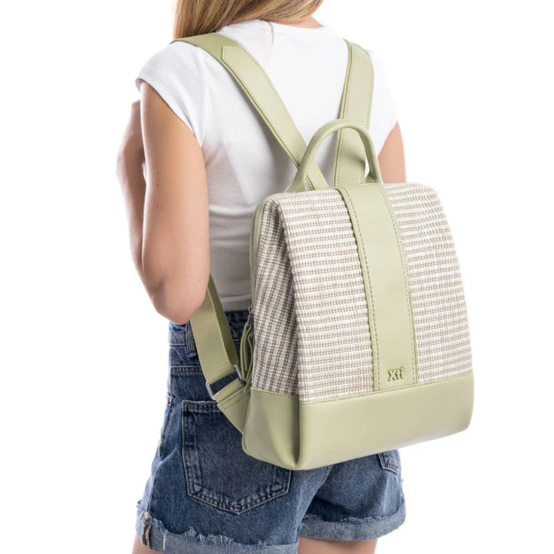 Adicione um toque moderno e elegante ao seu dia a dia com esta mochila.
O seu design sofisticado combina detalhes em tecido texturizado e acabamento em material sintético de alta qualidade, garantindo durabilidade e muito estilo. As alças são ajustáveis para maior conforto.