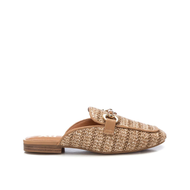 Estas elegantes mules em ráfia são a escolha ideal para quem procura conforto e estilo em cada passo.
Confeccionadas em material que imita ráfia de alta qualidade, apresentam um design rústico e sofisticado que se adapta perfeitamente a visuais casuais e modernos. O detalhe dourado na parte superior acrescenta um toque de requinte e exclusividade.