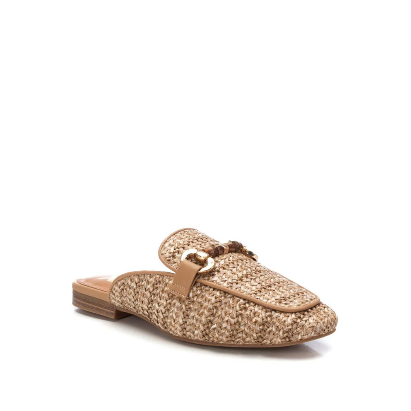 Estas elegantes mules em ráfia são a escolha ideal para quem procura conforto e estilo em cada passo.
Confeccionadas em material que imita ráfia de alta qualidade, apresentam um design rústico e sofisticado que se adapta perfeitamente a visuais casuais e modernos. O detalhe dourado na parte superior acrescenta um toque de requinte e exclusividade.