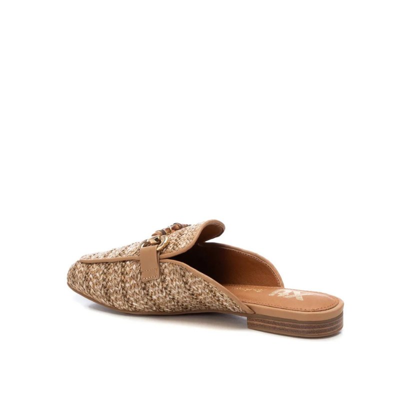 Estas elegantes mules em ráfia são a escolha ideal para quem procura conforto e estilo em cada passo.
Confeccionadas em material que imita ráfia de alta qualidade, apresentam um design rústico e sofisticado que se adapta perfeitamente a visuais casuais e modernos. O detalhe dourado na parte superior acrescenta um toque de requinte e exclusividade.