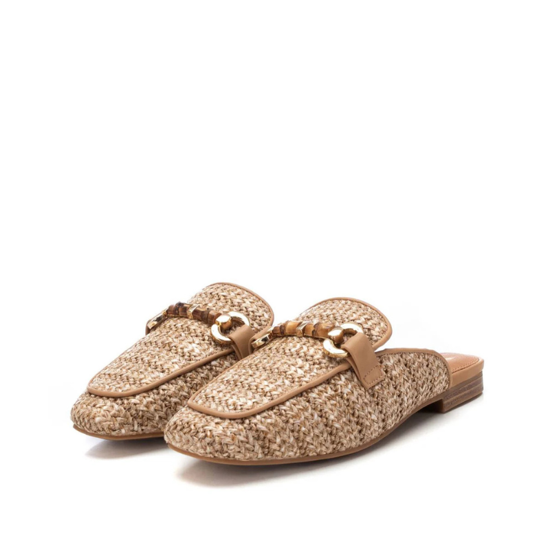 Estas elegantes mules em ráfia são a escolha ideal para quem procura conforto e estilo em cada passo.
Confeccionadas em material que imita ráfia de alta qualidade, apresentam um design rústico e sofisticado que se adapta perfeitamente a visuais casuais e modernos. O detalhe dourado na parte superior acrescenta um toque de requinte e exclusividade.