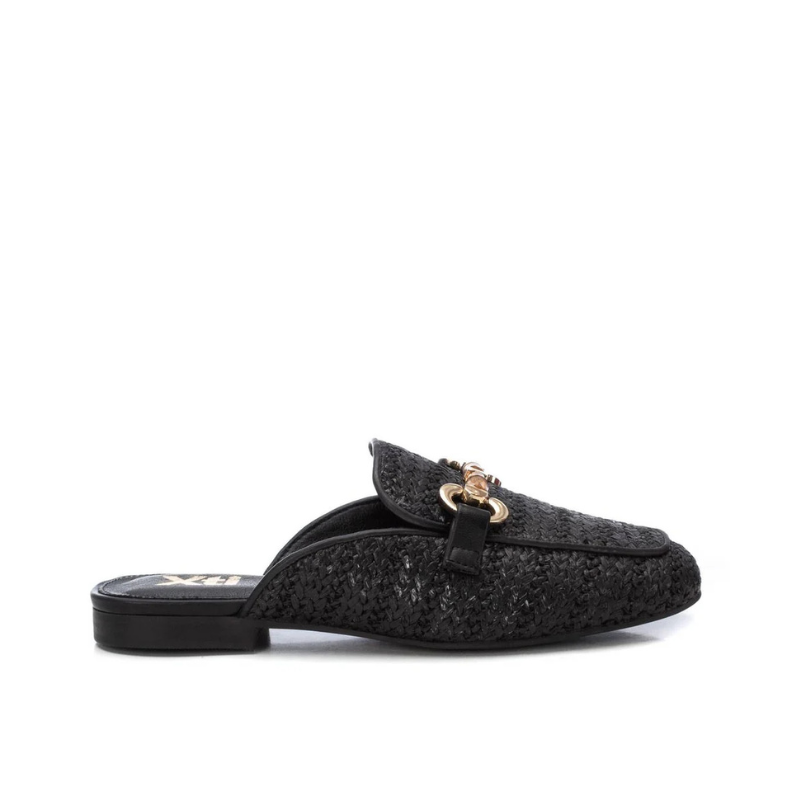 Estas elegantes mules em ráfia são a escolha ideal para quem procura conforto e estilo em cada passo.
Confeccionadas em material que imita ráfia de alta qualidade, apresentam um design rústico e sofisticado que se adapta perfeitamente a visuais casuais e modernos. O detalhe dourado na parte superior acrescenta um toque de requinte e exclusividade.