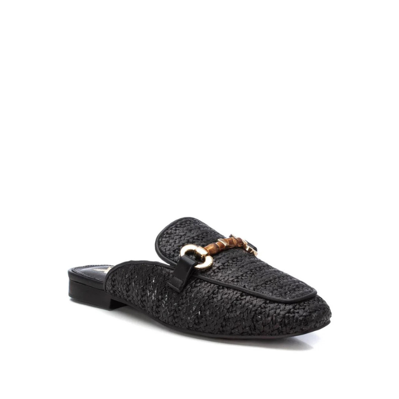 Estas elegantes mules em ráfia são a escolha ideal para quem procura conforto e estilo em cada passo.
Confeccionadas em material que imita ráfia de alta qualidade, apresentam um design rústico e sofisticado que se adapta perfeitamente a visuais casuais e modernos. O detalhe dourado na parte superior acrescenta um toque de requinte e exclusividade.
