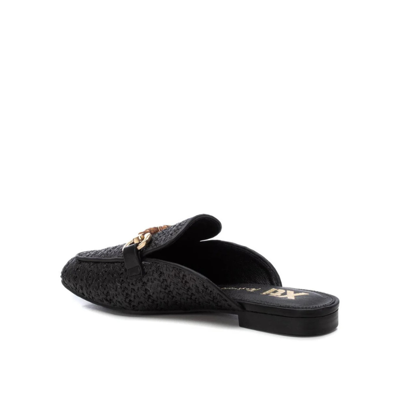 Estas elegantes mules em ráfia são a escolha ideal para quem procura conforto e estilo em cada passo.
Confeccionadas em material que imita ráfia de alta qualidade, apresentam um design rústico e sofisticado que se adapta perfeitamente a visuais casuais e modernos. O detalhe dourado na parte superior acrescenta um toque de requinte e exclusividade.