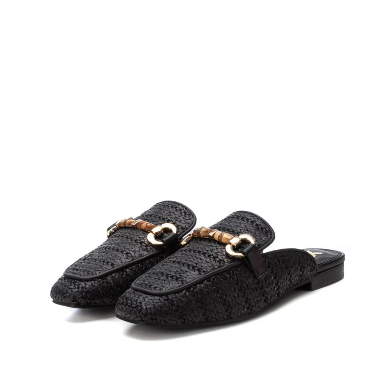 Estas elegantes mules em ráfia são a escolha ideal para quem procura conforto e estilo em cada passo.
Confeccionadas em material que imita ráfia de alta qualidade, apresentam um design rústico e sofisticado que se adapta perfeitamente a visuais casuais e modernos. O detalhe dourado na parte superior acrescenta um toque de requinte e exclusividade.