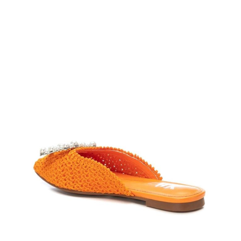 Estas mules são ideais para criar looks elegantes e sofisticados durante a temporada de verão. Com um design único e certificação vegana, são uma opção consciente e estilosa para adicionar ao seu guarda-roupa. São fabricadas de ráfia, um material natural que confere um toque de estilo e rusticidade ao calçado, perfeito para adicionar um toque de elegância aos seus looks de verão.