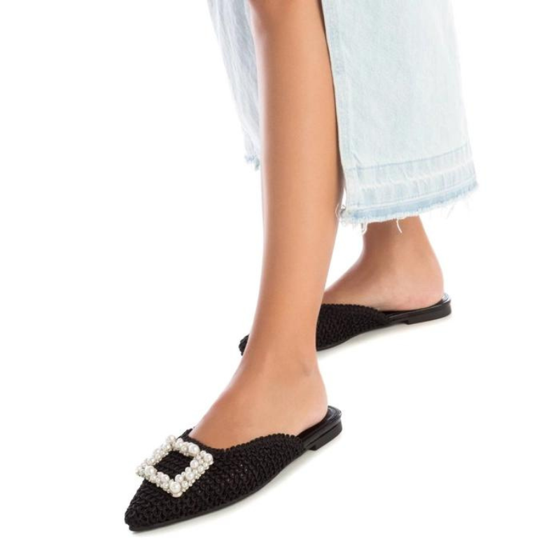 Estas mules são ideais para criar looks elegantes e sofisticados durante a temporada de verão. Com um design único e certificação vegana, são uma opção consciente e estilosa para adicionar ao seu guarda-roupa. São fabricadas de ráfia, um material natural que confere um toque de estilo e rusticidade ao calçado, perfeito para adicionar um toque de elegância aos seus looks de verão.