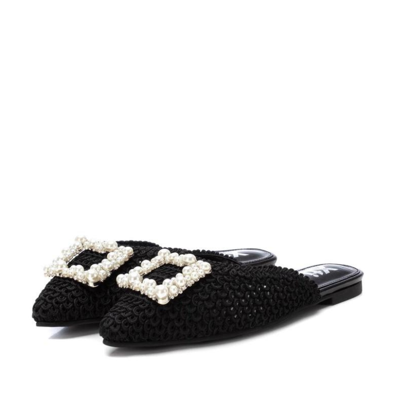Estas mules são ideais para criar looks elegantes e sofisticados durante a temporada de verão. Com um design único e certificação vegana, são uma opção consciente e estilosa para adicionar ao seu guarda-roupa. São fabricadas de ráfia, um material natural que confere um toque de estilo e rusticidade ao calçado, perfeito para adicionar um toque de elegância aos seus looks de verão.
