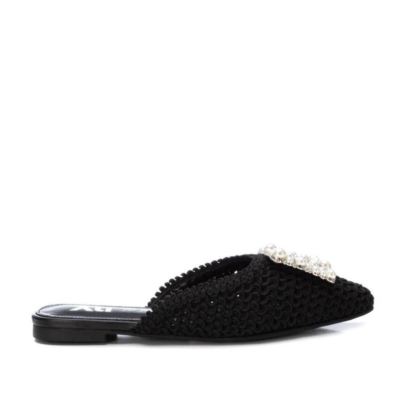 Estas mules são ideais para criar looks elegantes e sofisticados durante a temporada de verão. Com um design único e certificação vegana, são uma opção consciente e estilosa para adicionar ao seu guarda-roupa. São fabricadas de ráfia, um material natural que confere um toque de estilo e rusticidade ao calçado, perfeito para adicionar um toque de elegância aos seus looks de verão.