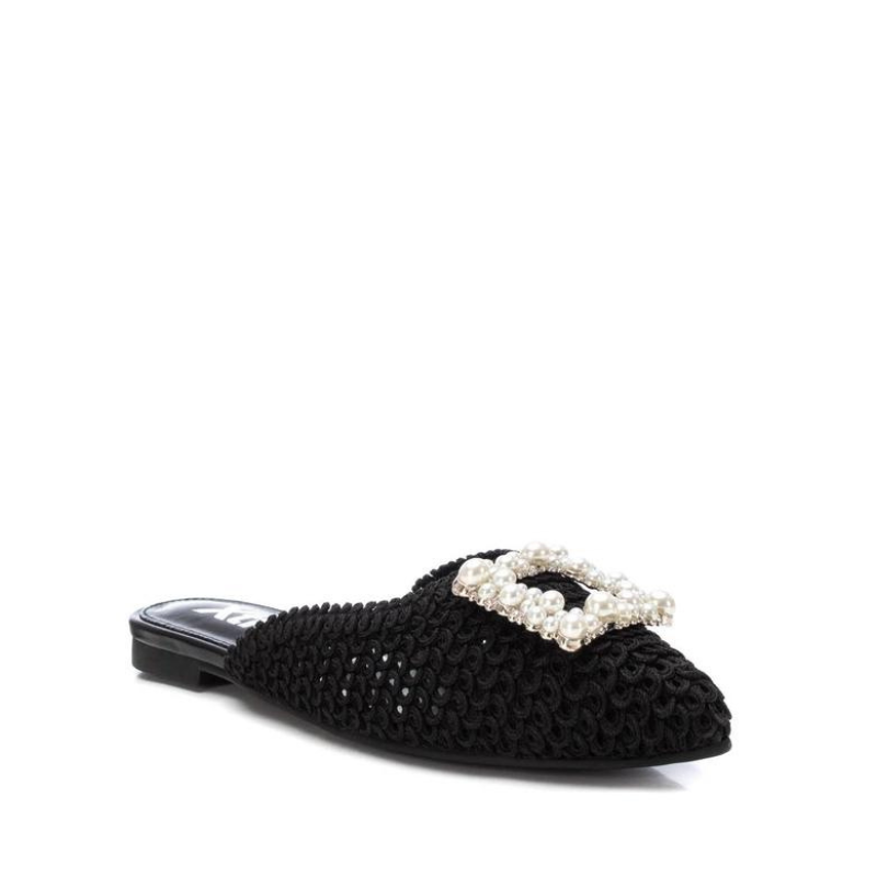 Estas mules são ideais para criar looks elegantes e sofisticados durante a temporada de verão. Com um design único e certificação vegana, são uma opção consciente e estilosa para adicionar ao seu guarda-roupa. São fabricadas de ráfia, um material natural que confere um toque de estilo e rusticidade ao calçado, perfeito para adicionar um toque de elegância aos seus looks de verão.