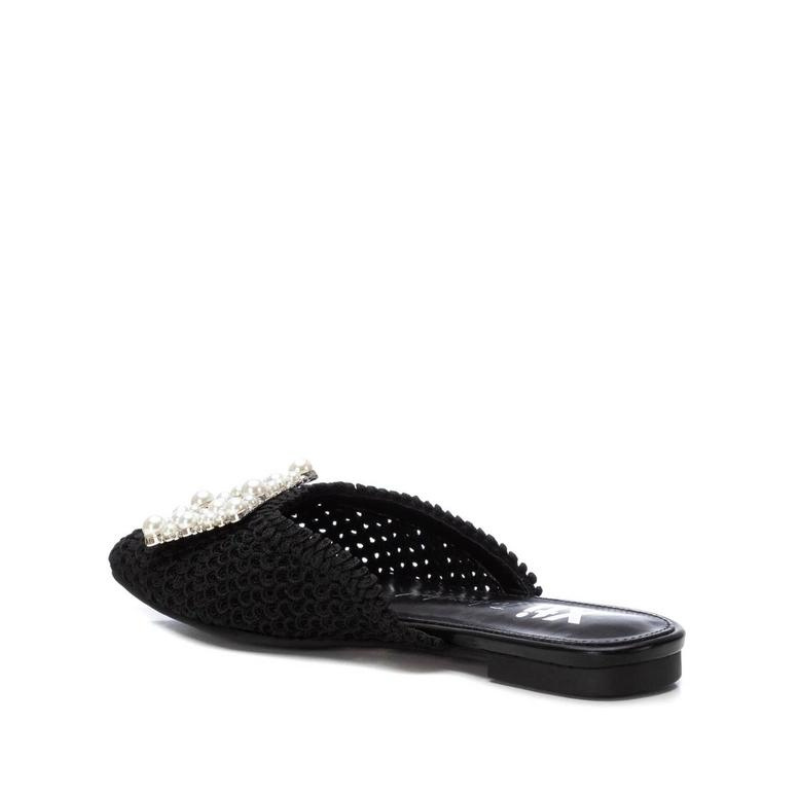 Estas mules são ideais para criar looks elegantes e sofisticados durante a temporada de verão. Com um design único e certificação vegana, são uma opção consciente e estilosa para adicionar ao seu guarda-roupa. São fabricadas de ráfia, um material natural que confere um toque de estilo e rusticidade ao calçado, perfeito para adicionar um toque de elegância aos seus looks de verão.