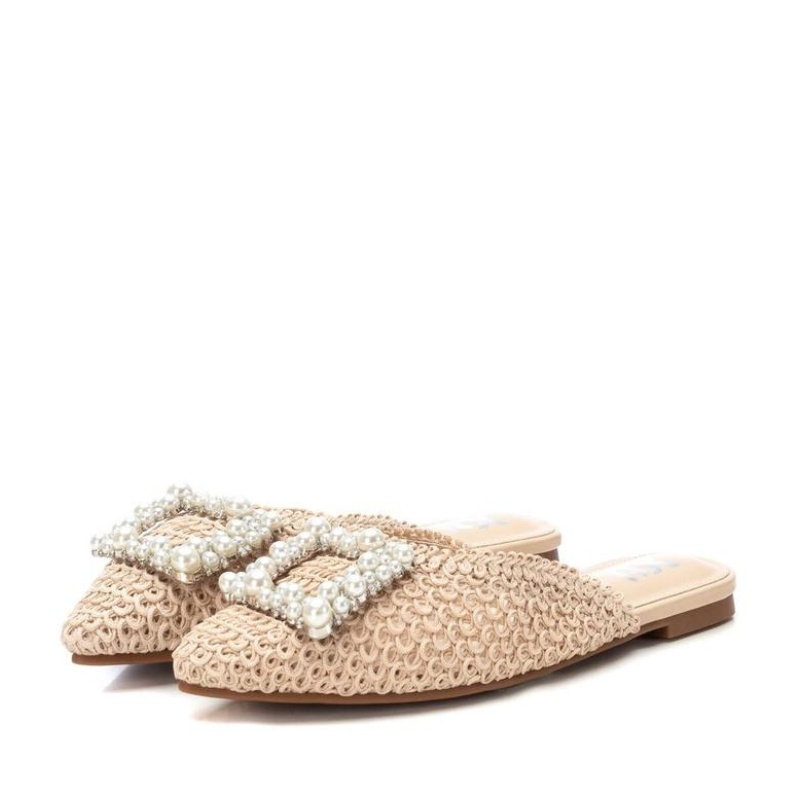 Estas mules são ideais para criar looks elegantes e sofisticados durante a temporada de verão. Com um design único e certificação vegana, são uma opção consciente e estilosa para adicionar ao seu guarda-roupa. São fabricadas de ráfia, um material natural que confere um toque de estilo e rusticidade ao calçado, perfeito para adicionar um toque de elegância aos seus looks de verão.