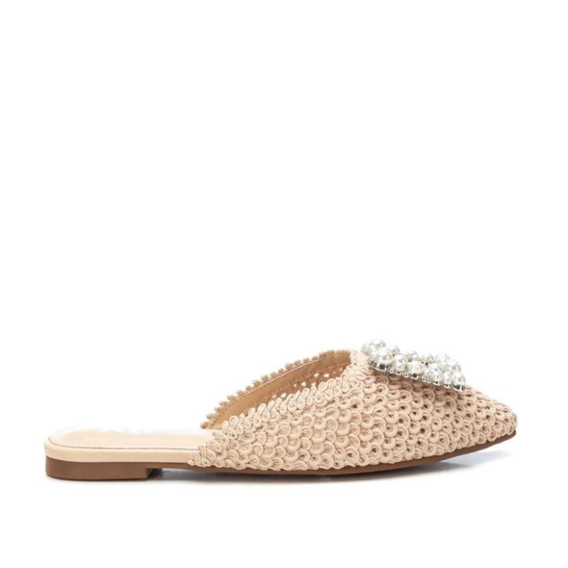 Estas mules são ideais para criar looks elegantes e sofisticados durante a temporada de verão. Com um design único e certificação vegana, são uma opção consciente e estilosa para adicionar ao seu guarda-roupa. São fabricadas de ráfia, um material natural que confere um toque de estilo e rusticidade ao calçado, perfeito para adicionar um toque de elegância aos seus looks de verão.