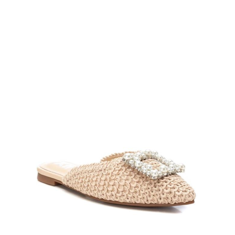 Estas mules são ideais para criar looks elegantes e sofisticados durante a temporada de verão. Com um design único e certificação vegana, são uma opção consciente e estilosa para adicionar ao seu guarda-roupa. São fabricadas de ráfia, um material natural que confere um toque de estilo e rusticidade ao calçado, perfeito para adicionar um toque de elegância aos seus looks de verão.