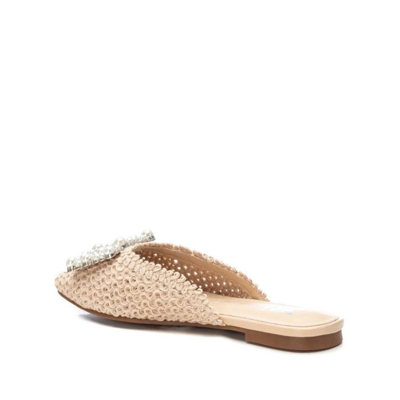 Estas mules são ideais para criar looks elegantes e sofisticados durante a temporada de verão. Com um design único e certificação vegana, são uma opção consciente e estilosa para adicionar ao seu guarda-roupa. São fabricadas de ráfia, um material natural que confere um toque de estilo e rusticidade ao calçado, perfeito para adicionar um toque de elegância aos seus looks de verão.