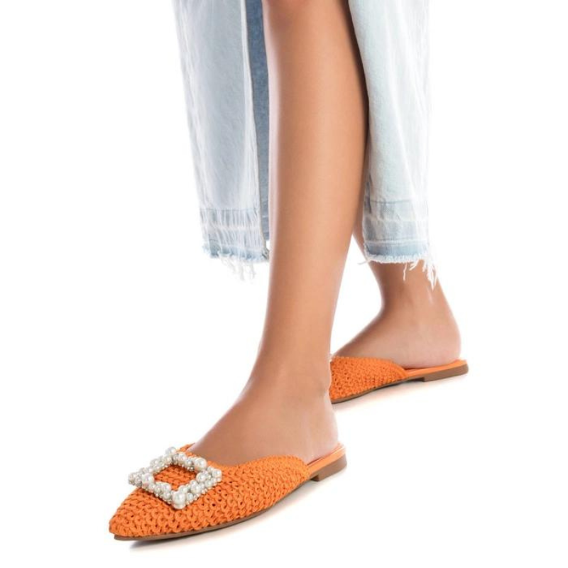 Estas mules são ideais para criar looks elegantes e sofisticados durante a temporada de verão. Com um design único e certificação vegana, são uma opção consciente e estilosa para adicionar ao seu guarda-roupa. São fabricadas de ráfia, um material natural que confere um toque de estilo e rusticidade ao calçado, perfeito para adicionar um toque de elegância aos seus looks de verão.