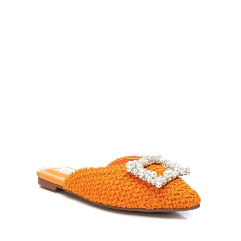 Estas mules são ideais para criar looks elegantes e sofisticados durante a temporada de verão. Com um design único e certificação vegana, são uma opção consciente e estilosa para adicionar ao seu guarda-roupa. São fabricadas de ráfia, um material natural que confere um toque de estilo e rusticidade ao calçado, perfeito para adicionar um toque de elegância aos seus looks de verão.